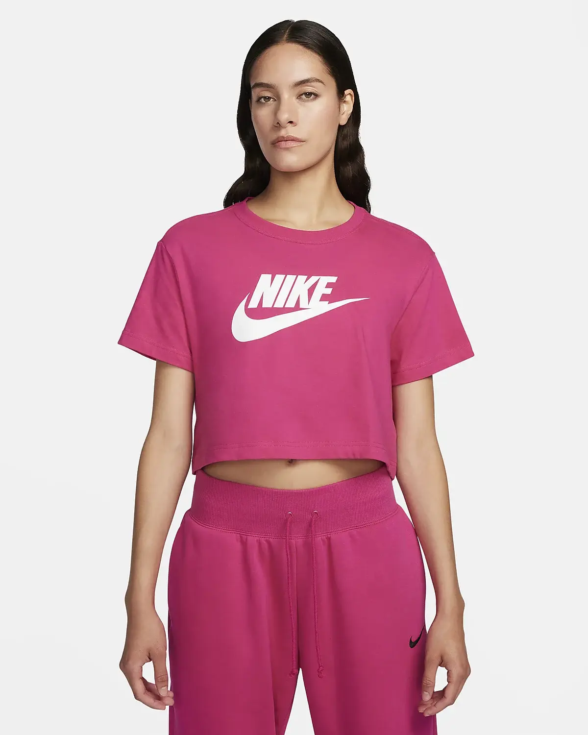 Nike Sportswear Essential. 1