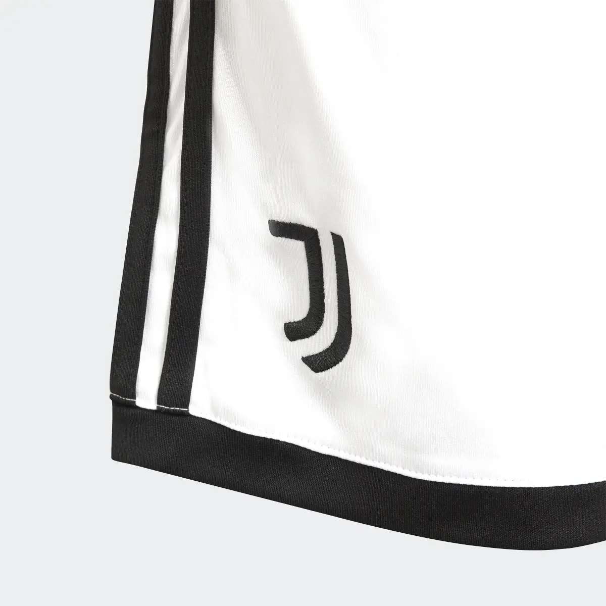 Adidas Juventus Turin 22/23 Heimshorts. 3