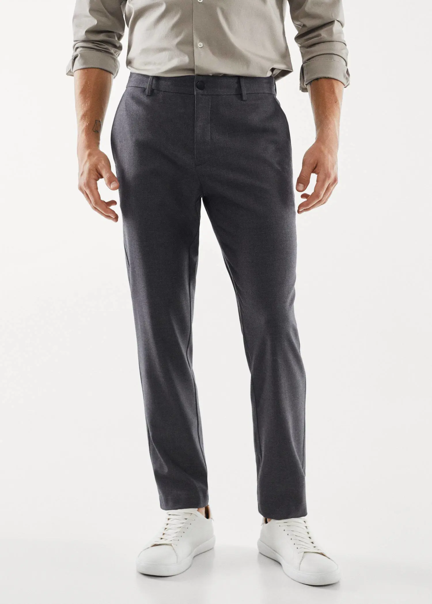 Mango Slim Fit-Hose aus technischem Gewebe. 1