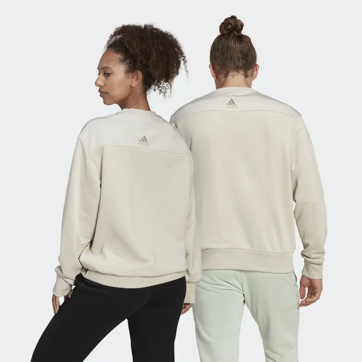 Adidas Essentials Brand Love French Terry Sweatshirt – Genderneutral. 2
