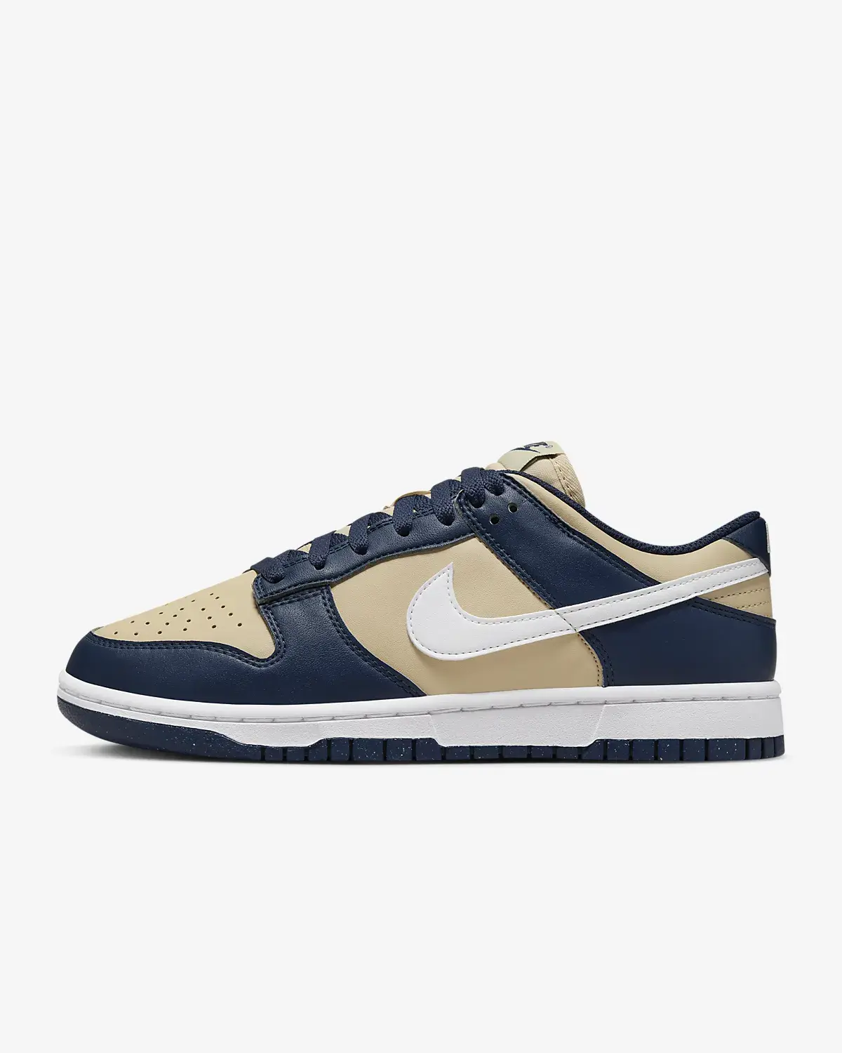 Nike Dunk Low. 1