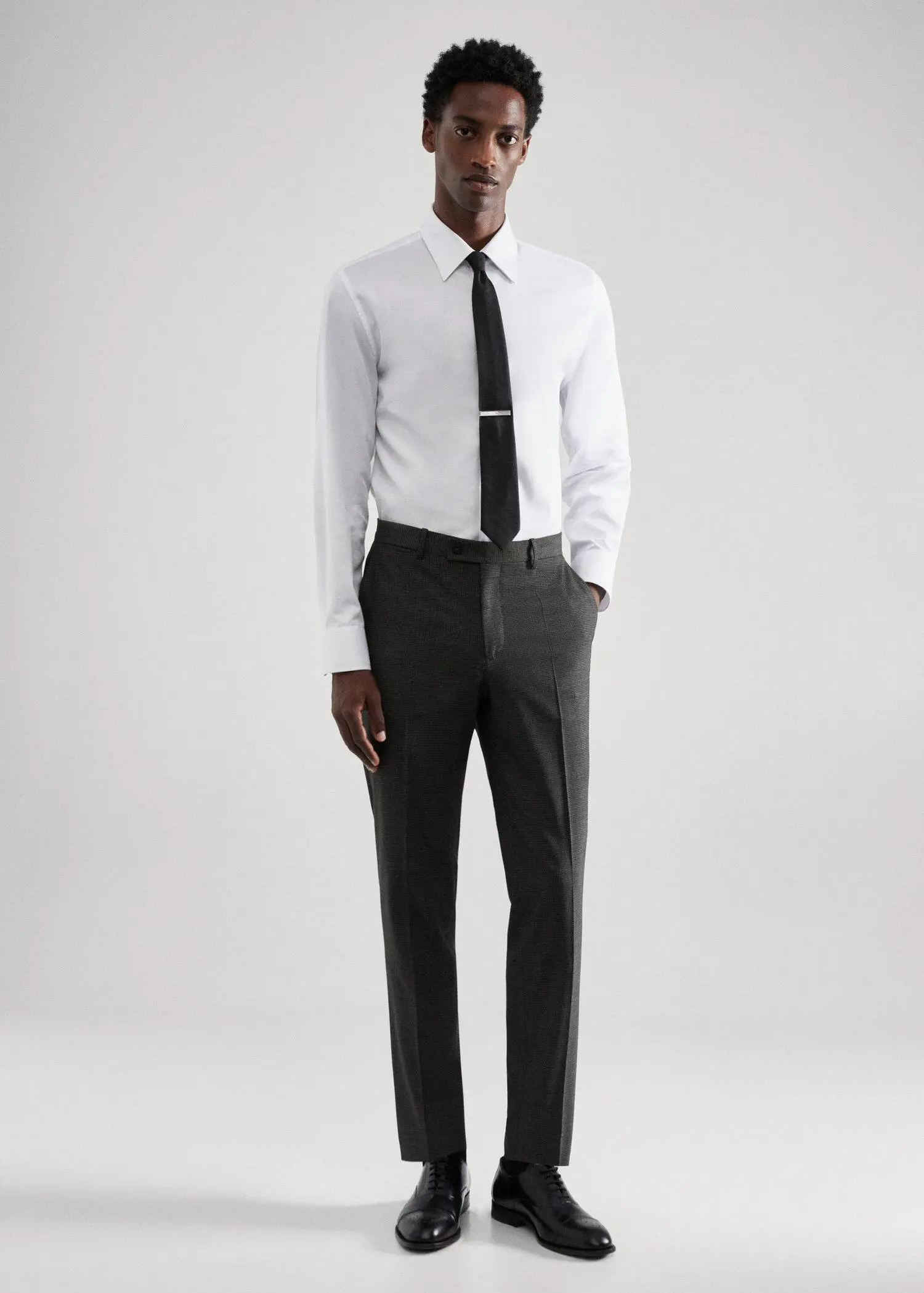 Mango Slim Fit-Anzughose aus Wolle mit Hahnetrittmuster. 1