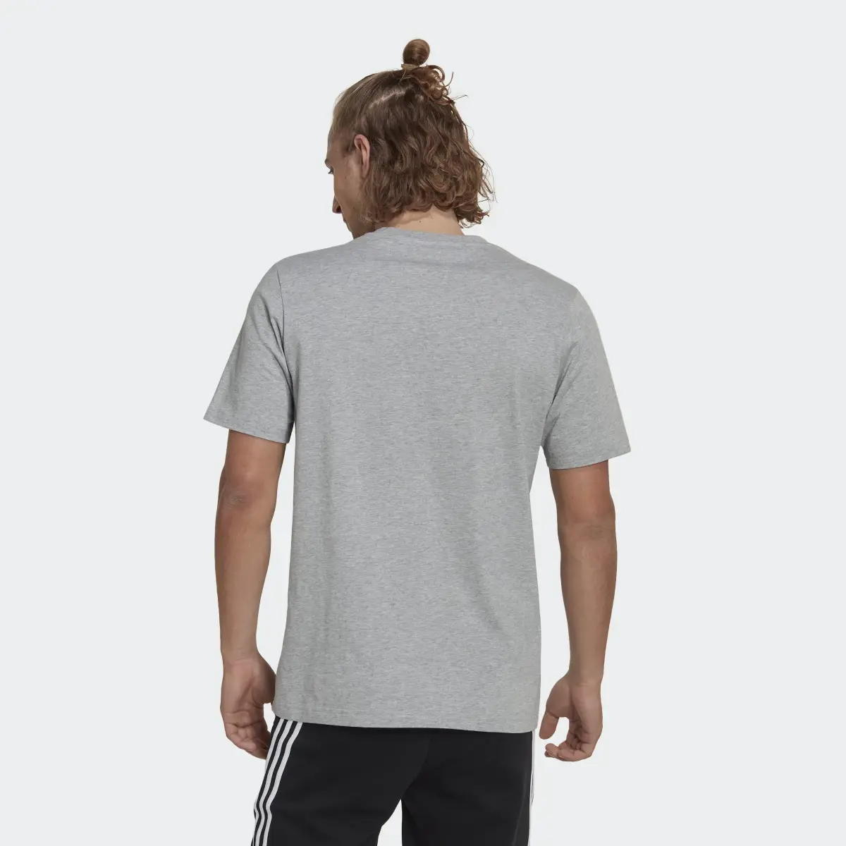 Adidas T-shirt Essentials. 3