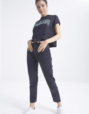 Siyah Yazı Baskılı Kapüşonlu Oversize Bürümcük Kumaş Kadın Crop Top T-Shirt - 97229