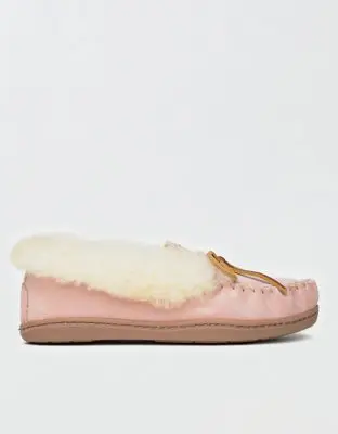 American Eagle Minnetonka Women's Alpine Sheepskin Moccasin. 1