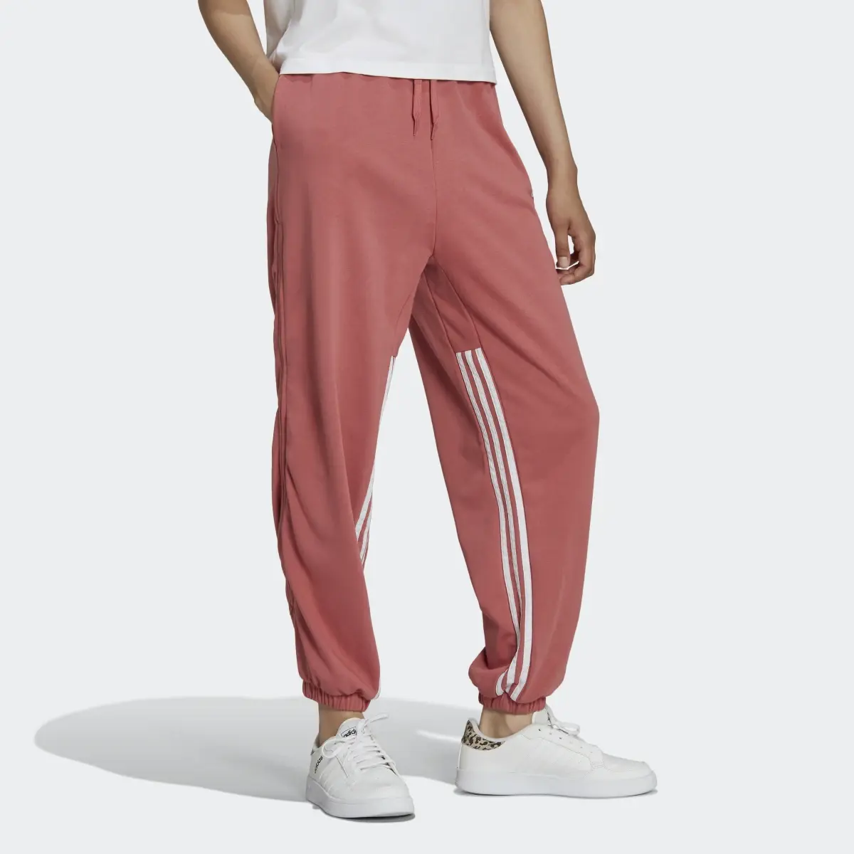 Adidas Pantaloni jogger Hyperglam 3-Stripes Oversized Cuffed with Side Zippers. 3