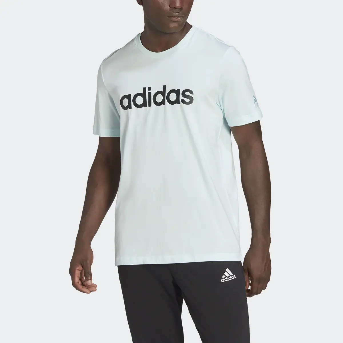 Adidas Essentials Embroidered Linear Logo Tişört. 1