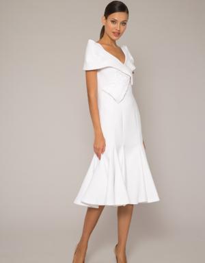 فستان أبيض متوسط الطول مزين بتفاصيل على مستوى الكتف
