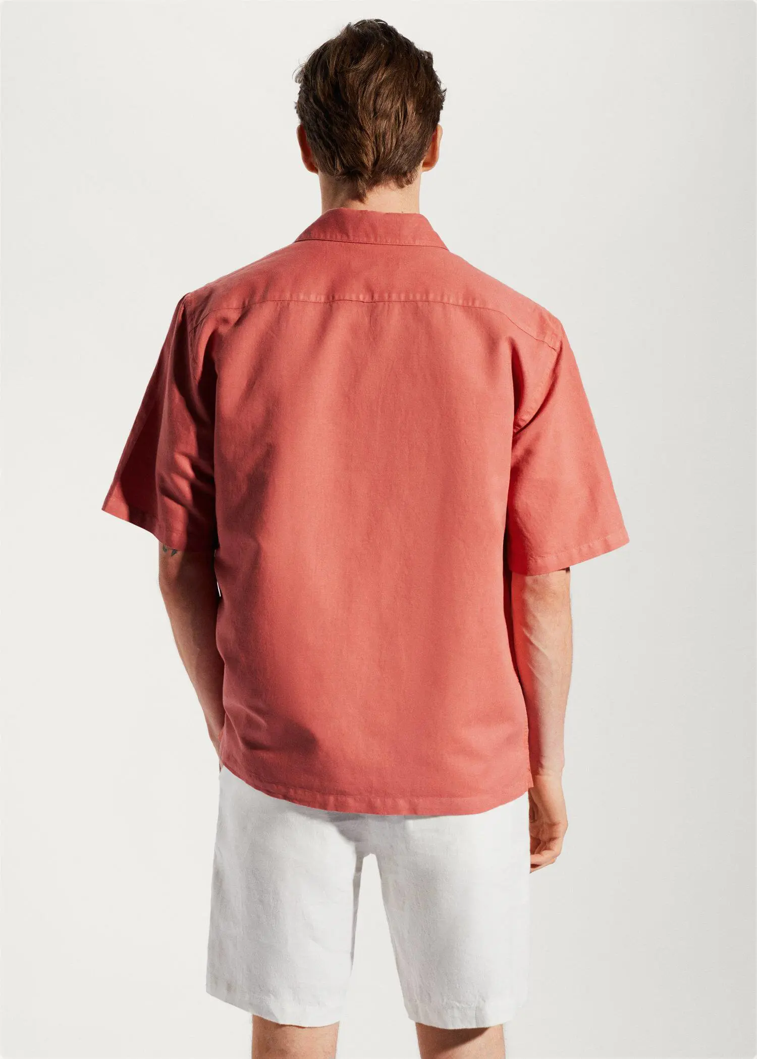 Mango Cotton-linen bowling-collar shirt. a person wearing a red shirt and white pants. 