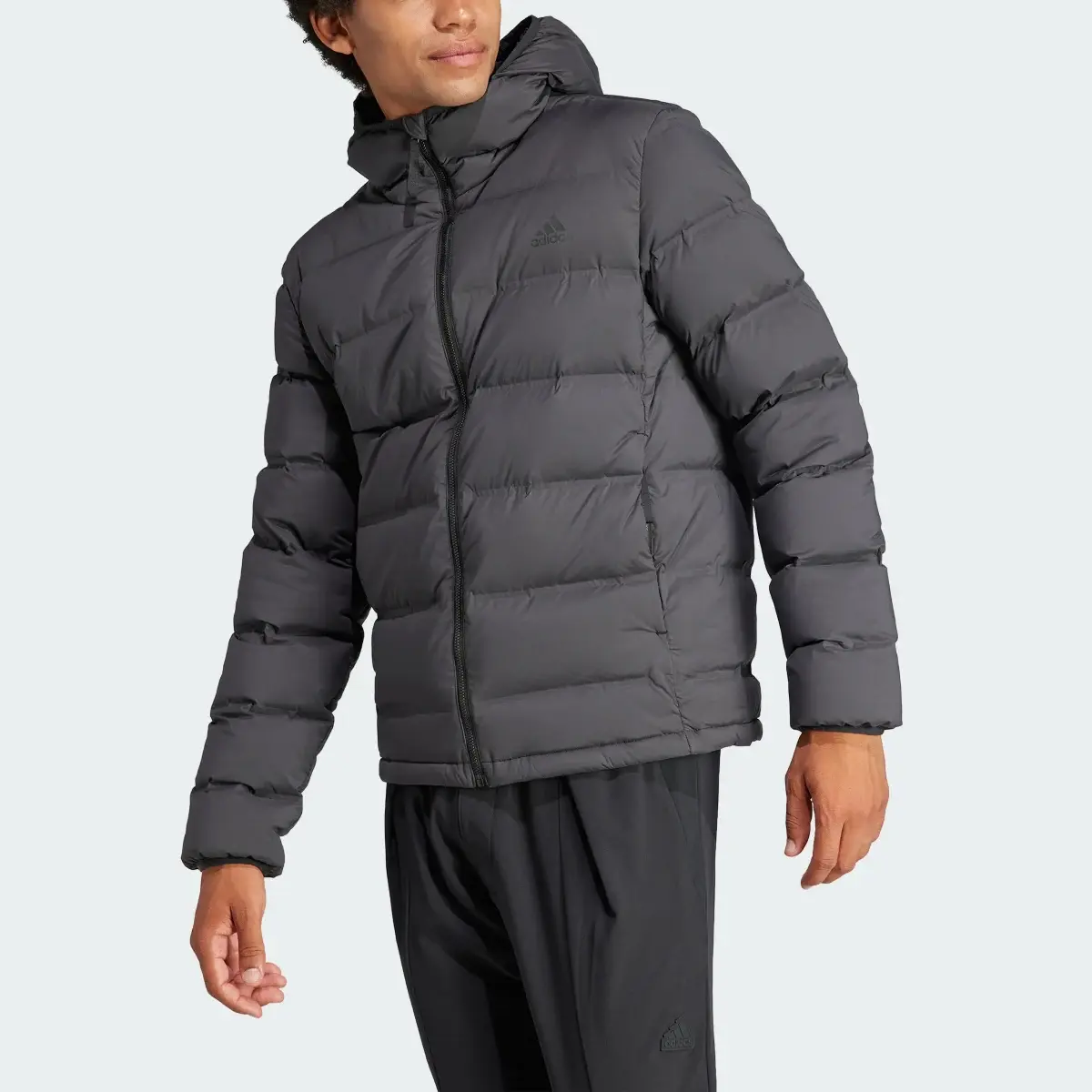 Adidas Chaqueta de plumón con capucha Helionic Stretch. 1