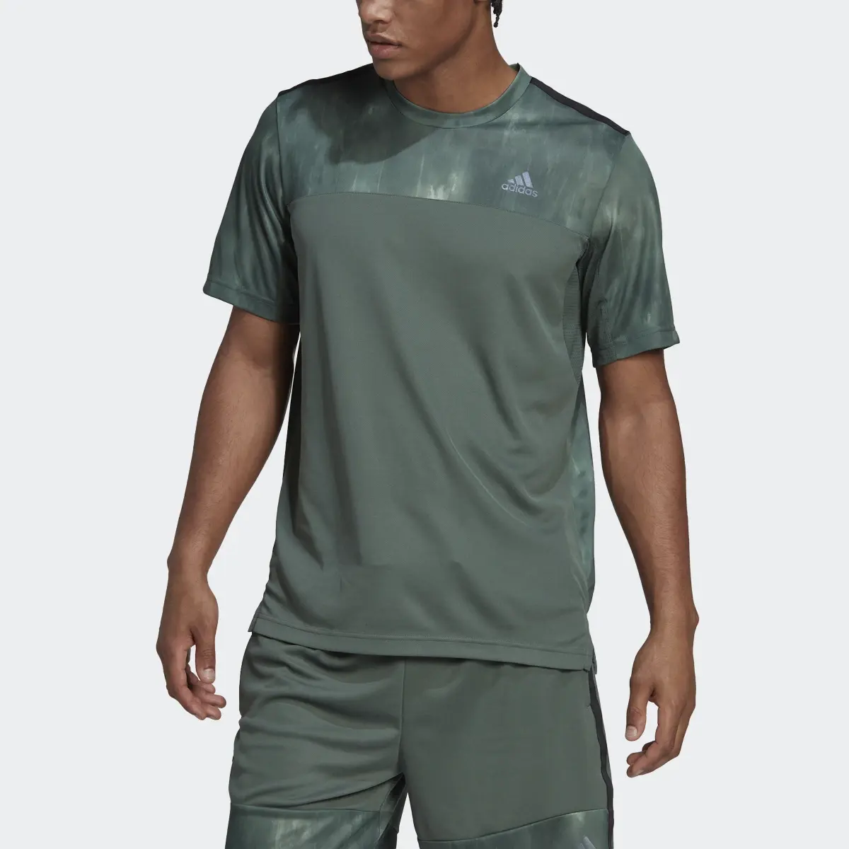 Adidas Playera de Entrenamiento AEROREADY Workout con Estampado Chalk. 1