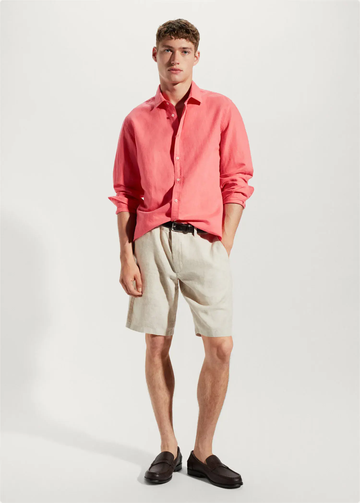 Mango Regular-fit linen cotton shirt. a man in a pink shirt and beige shorts. 