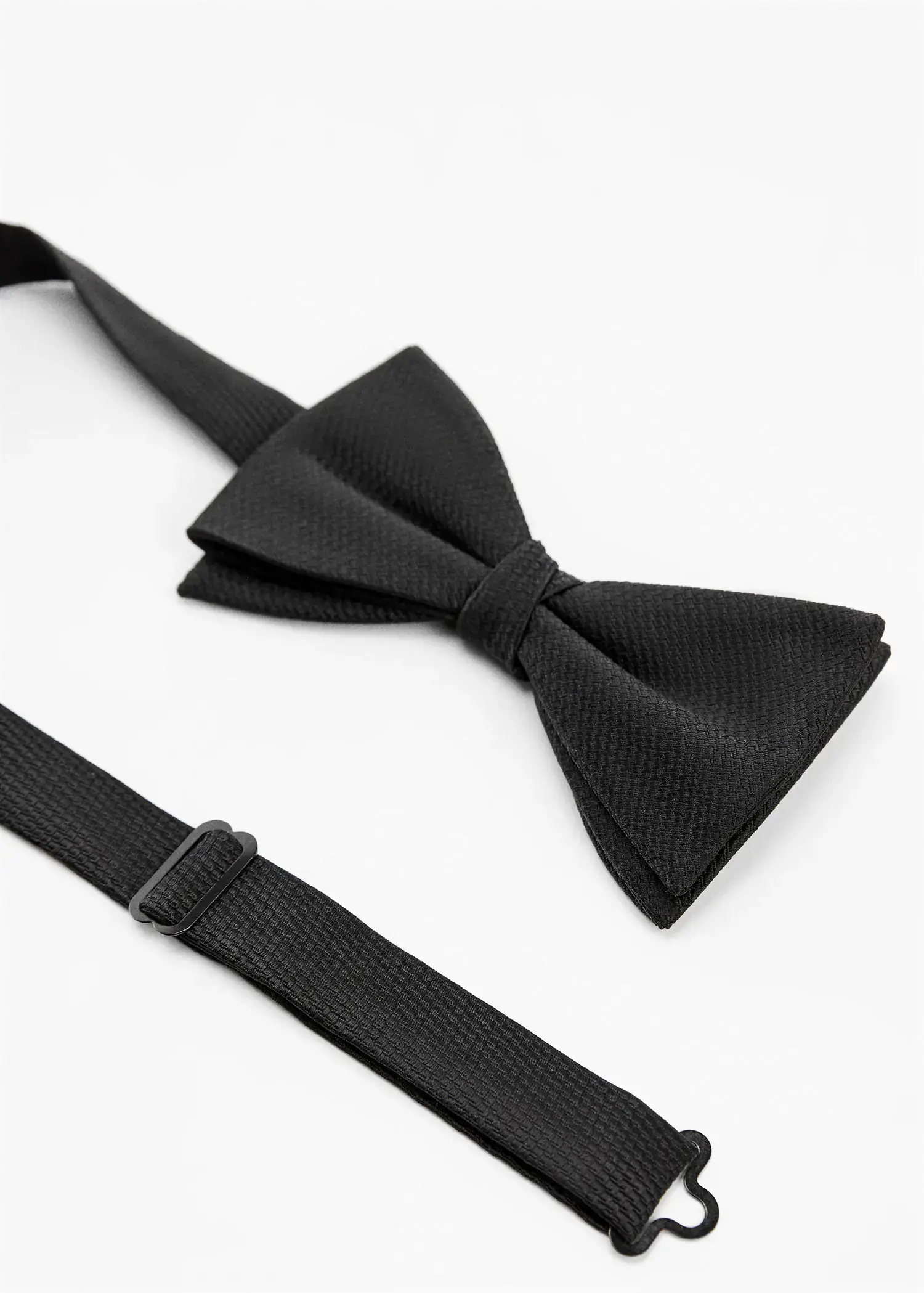 Mango Classic bow tie with microstructure. 3