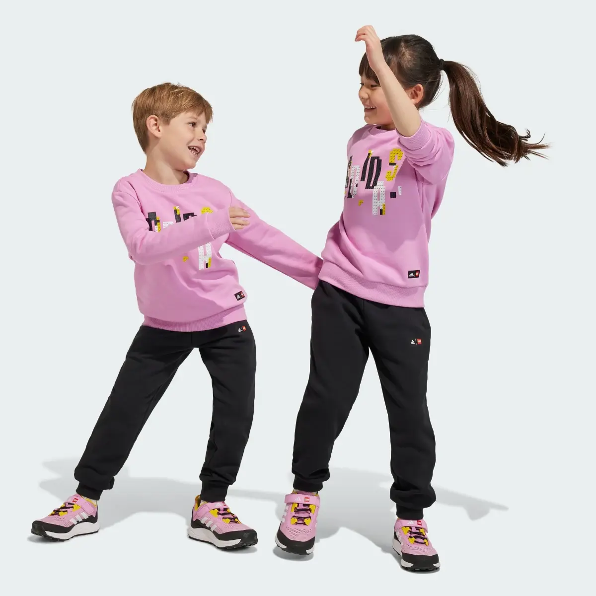 Adidas x Classic LEGO® Sweatshirt und Hose Set. 1