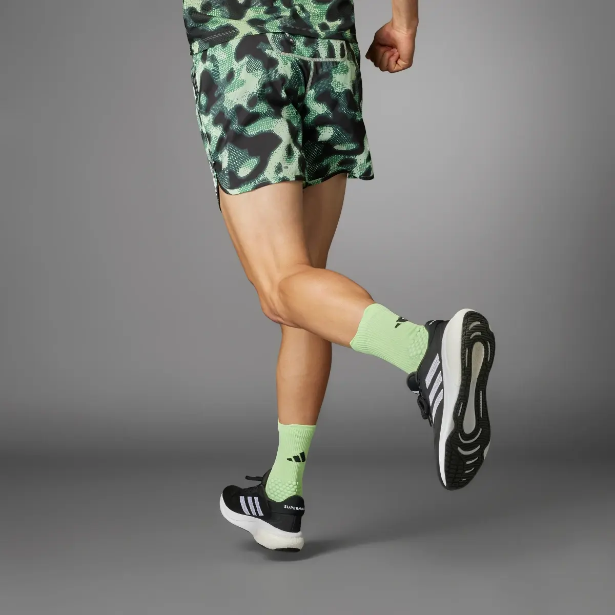 Adidas Own the Run 3-Streifen Allover Print Shorts. 2
