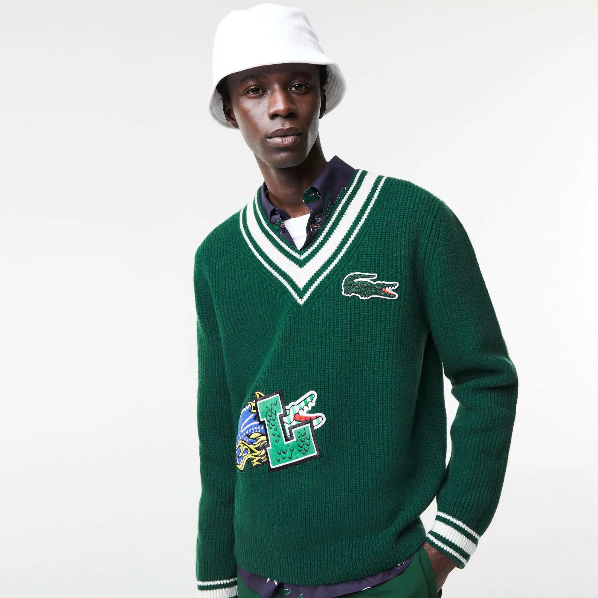 Lacoste Jersey de hombre Lacoste Holiday con cuello de pico de rayas e insignia de efecto cómic. 1
