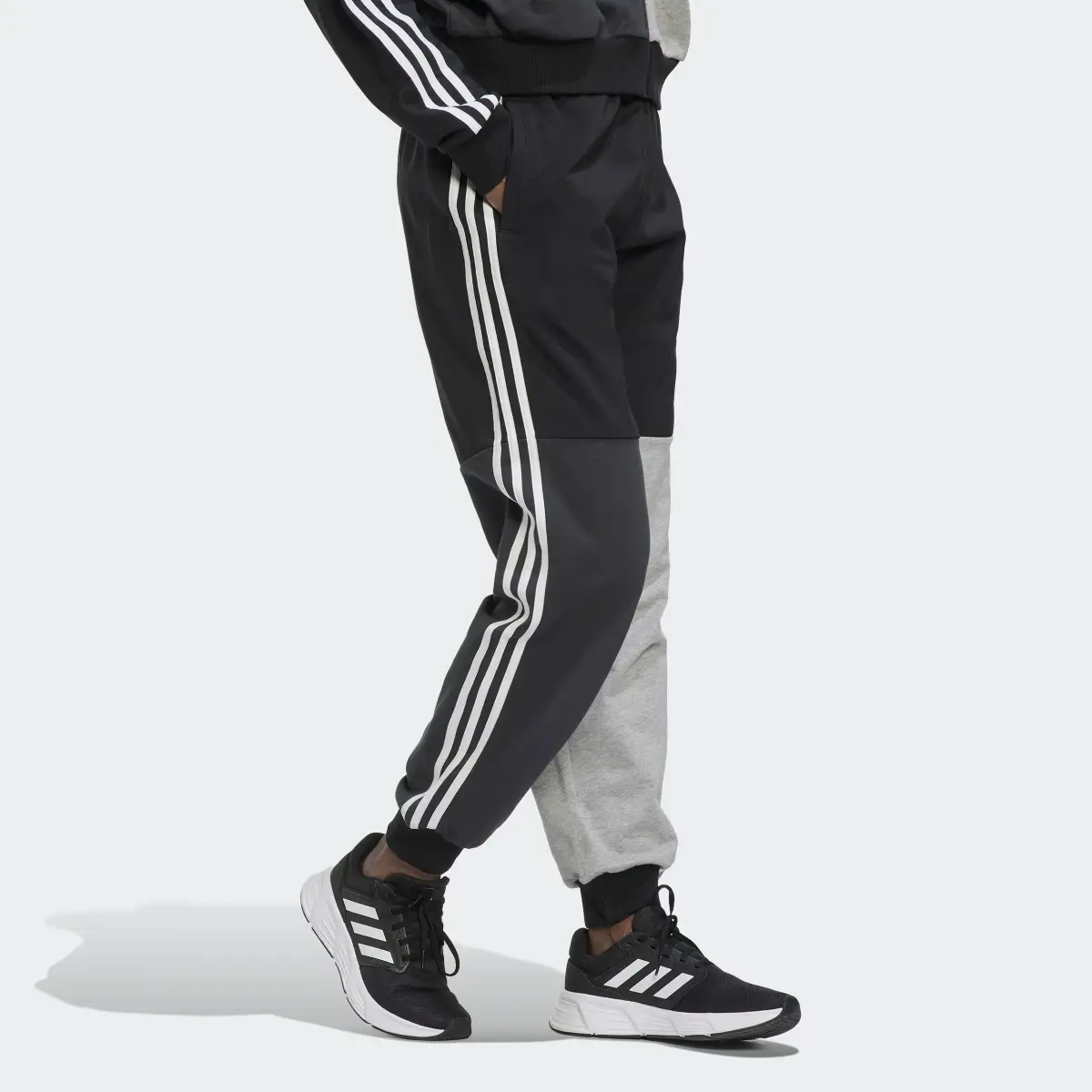 Adidas Pantaloni Essentials 3-Stripes Colorblock Oversized Joggers. 3