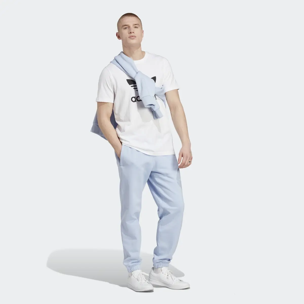 Adidas Premium Essentials Jogginghose. 3