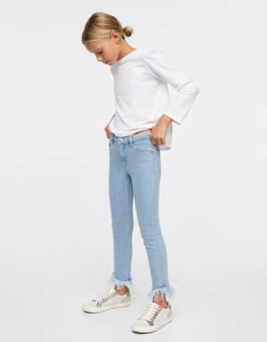 Skinny jeans with frayed hem 