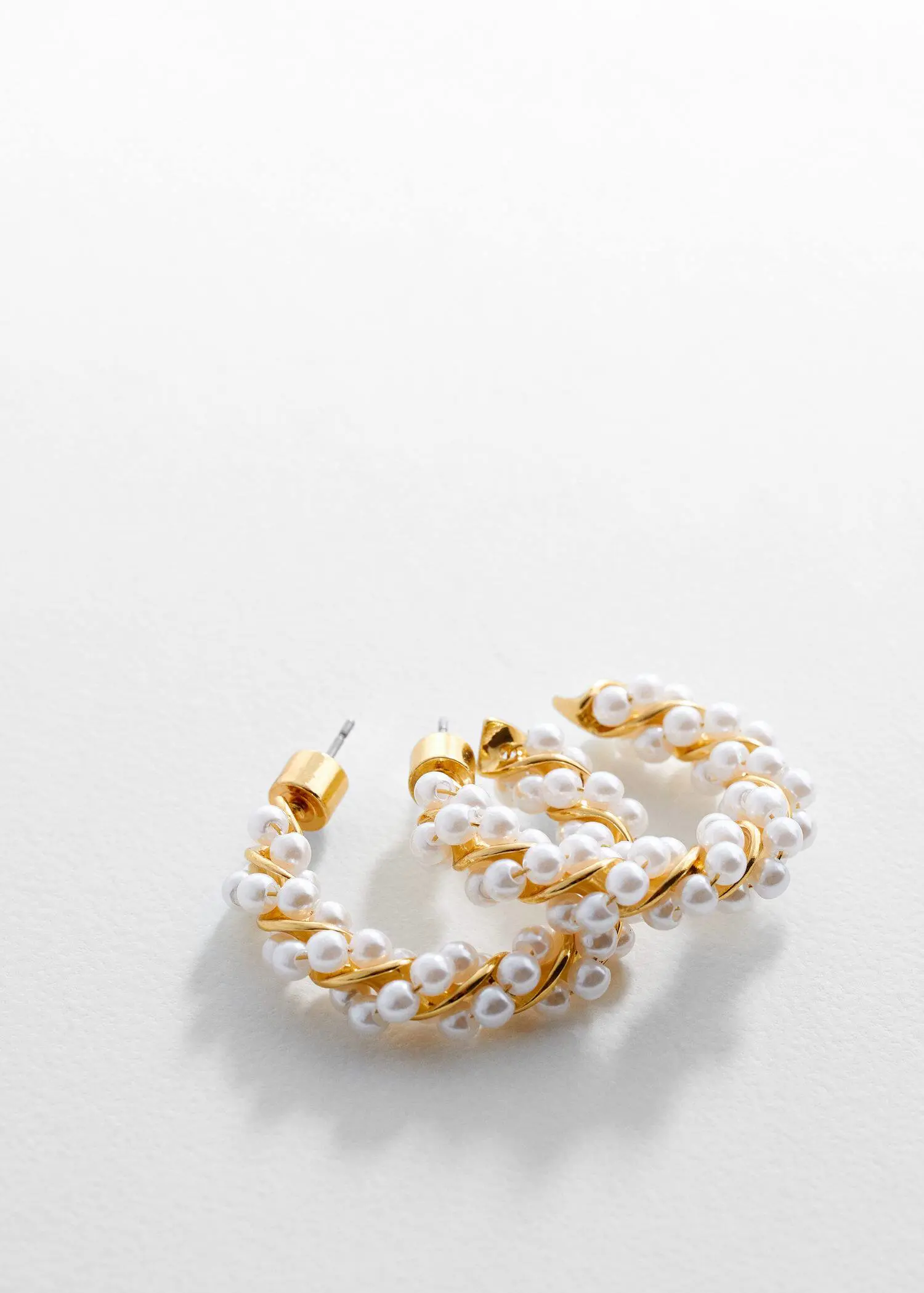 Mango Hoop earrings intertwined with pearls. 2