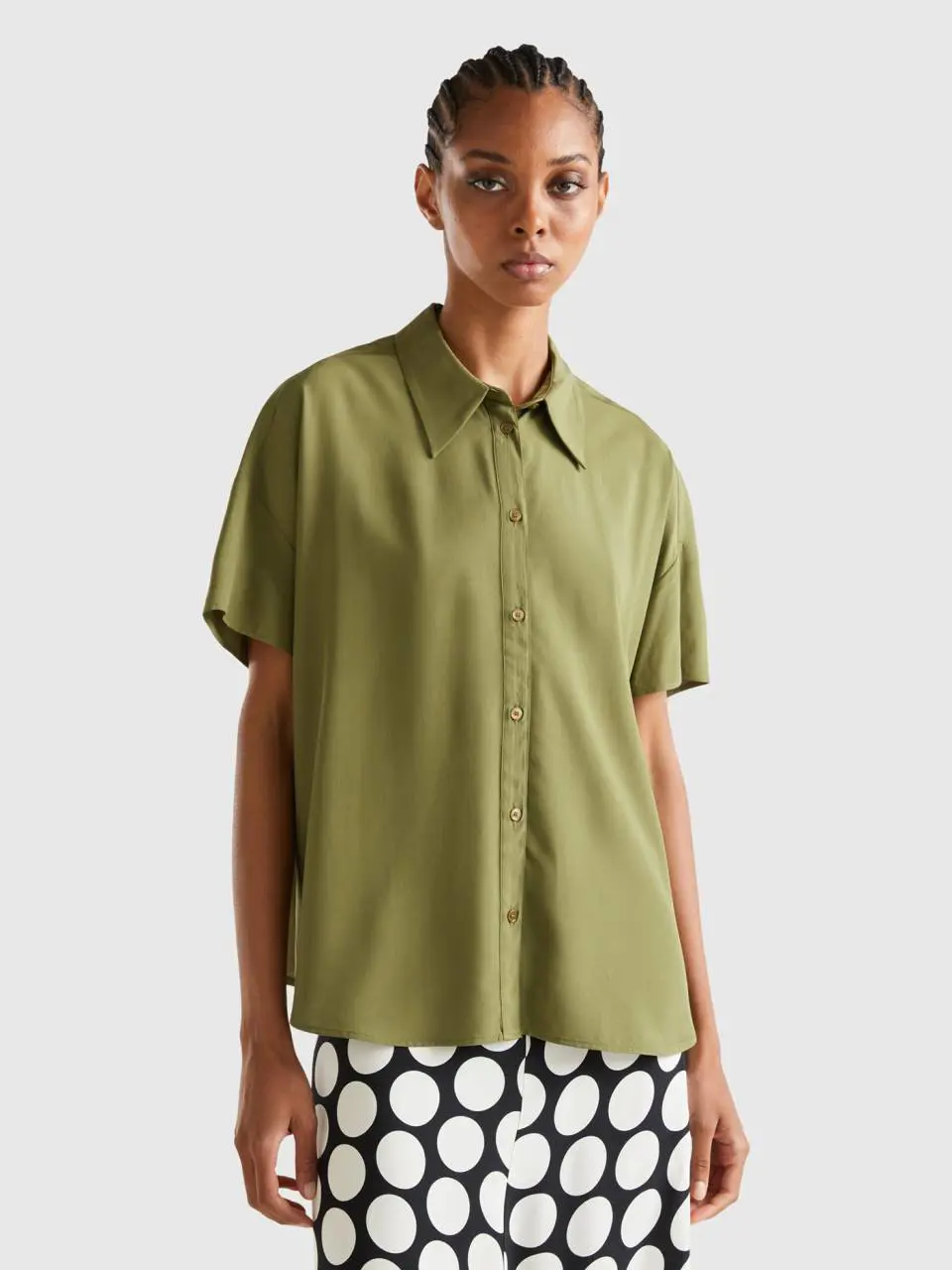 Benetton short sleeve shirt in sustainable viscose. 1