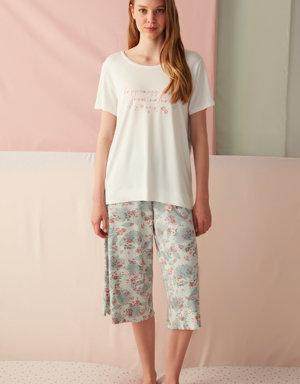 Çok Renkli Slogan Detaylı Çiçek Baskılı Tişört Pijama Üstü