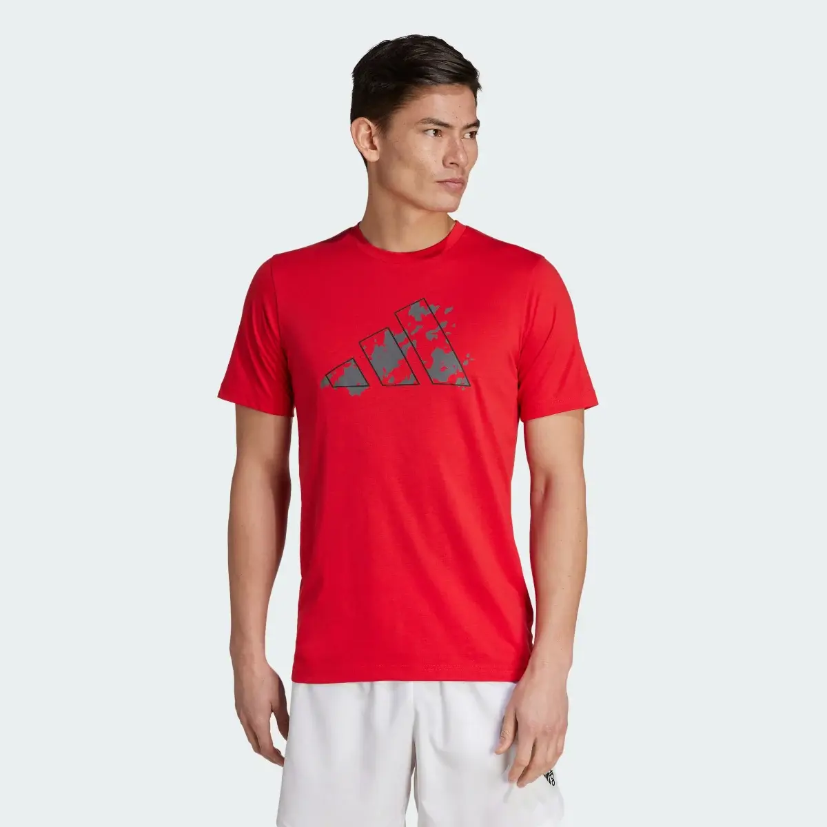 Adidas Playera de entrenamiento Essentials Seasonal Graphic Tee. 2