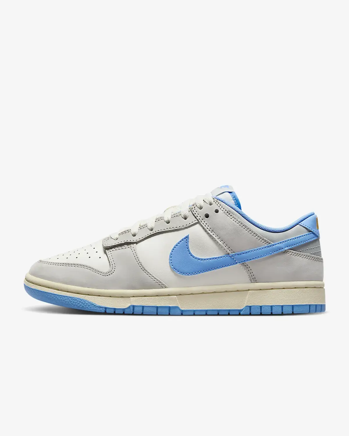 Nike Dunk Low. 1