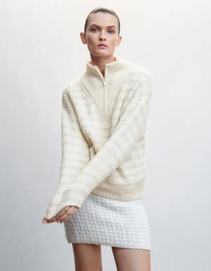 Sweter w paski z zamkiem na dekolcie