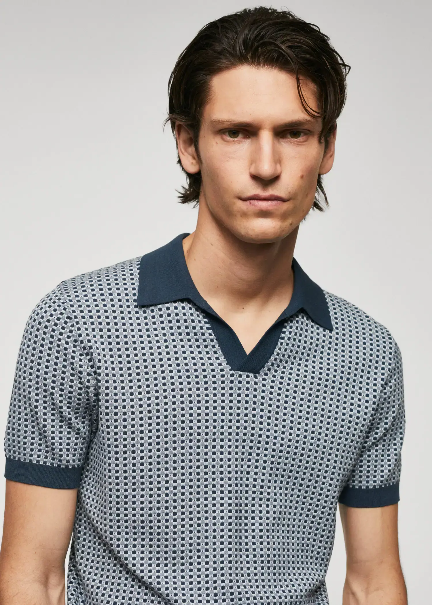 Mango Fine-knit polo shirt with geometric structure. a young man wearing a polo shirt with a pattern. 