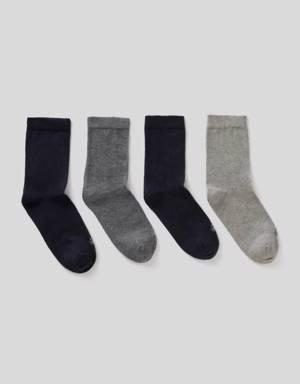 Quatre paires de chaussettes grises et bleues