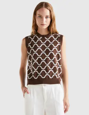 reversible vest with wavy motif