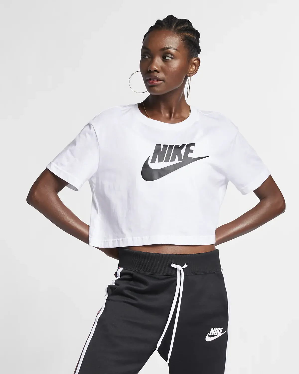 Nike Sportswear Essential. 1