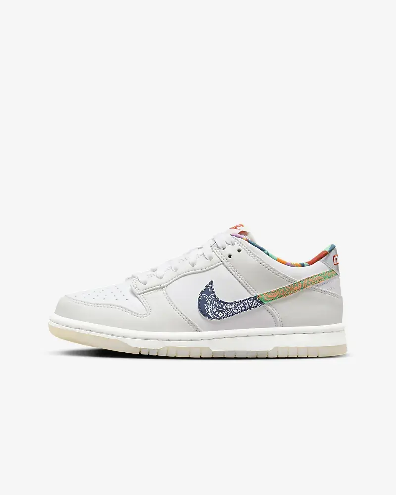 Nike Dunk Low. 1