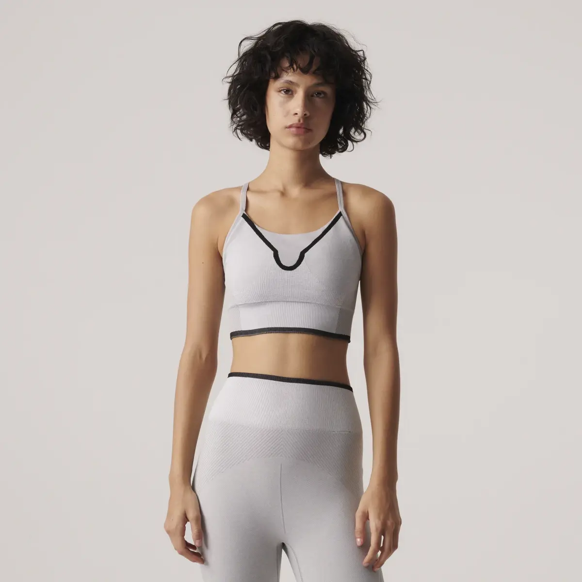 Adidas by Stella McCartney TrueStrength Seamless Yoga Medium-Support Sporcu Sütyeni. 2