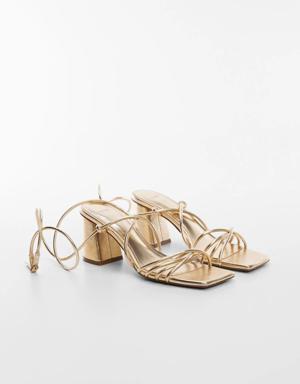Criss-cross straps sandals