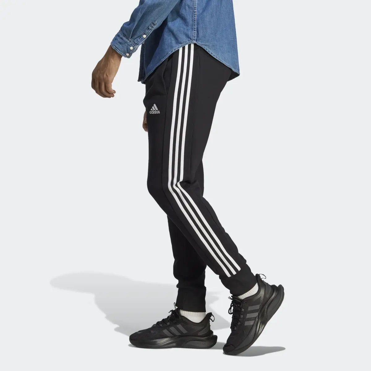 Adidas Pantaloni Essentials French Terry Tapered Cuff 3-Stripes. 2