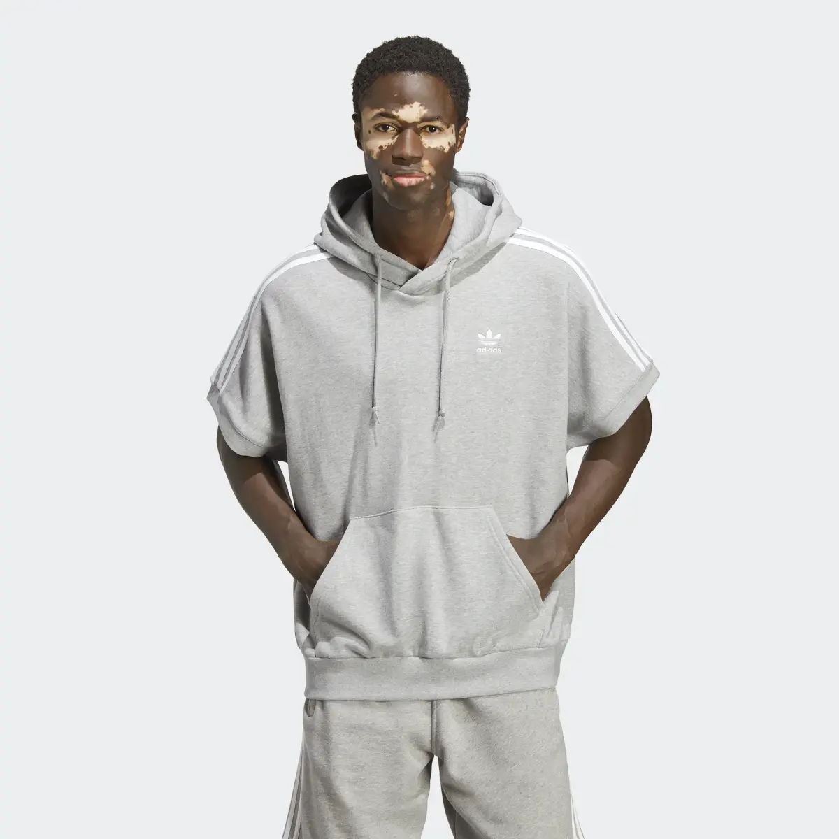 Adidas Sweat-shirt à capuche manches courtes Adicolor Classics. 2