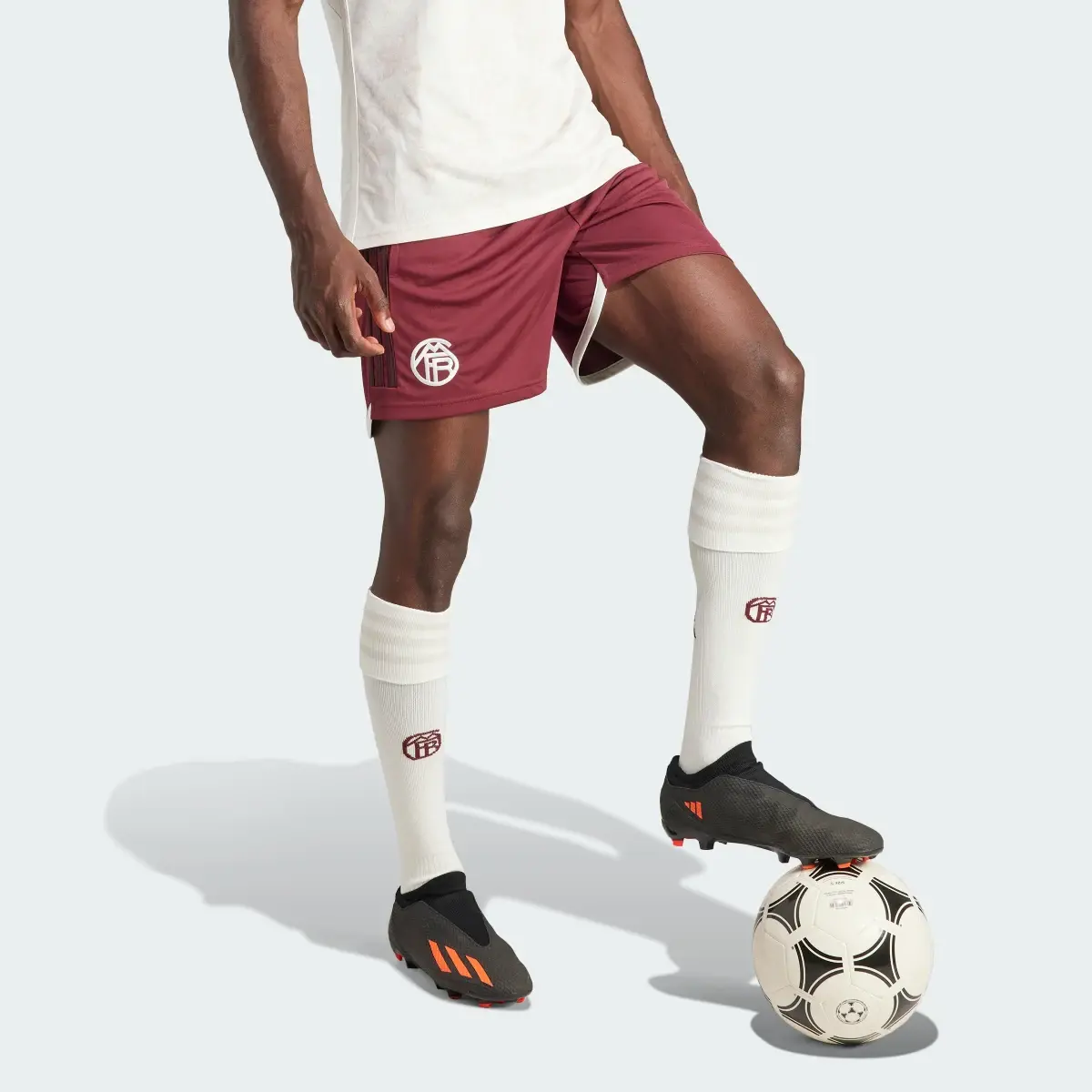 Adidas PANTALÓN CORTO TERCERA EQUIPACIÓN FC BAYERN 2023/2024. 3