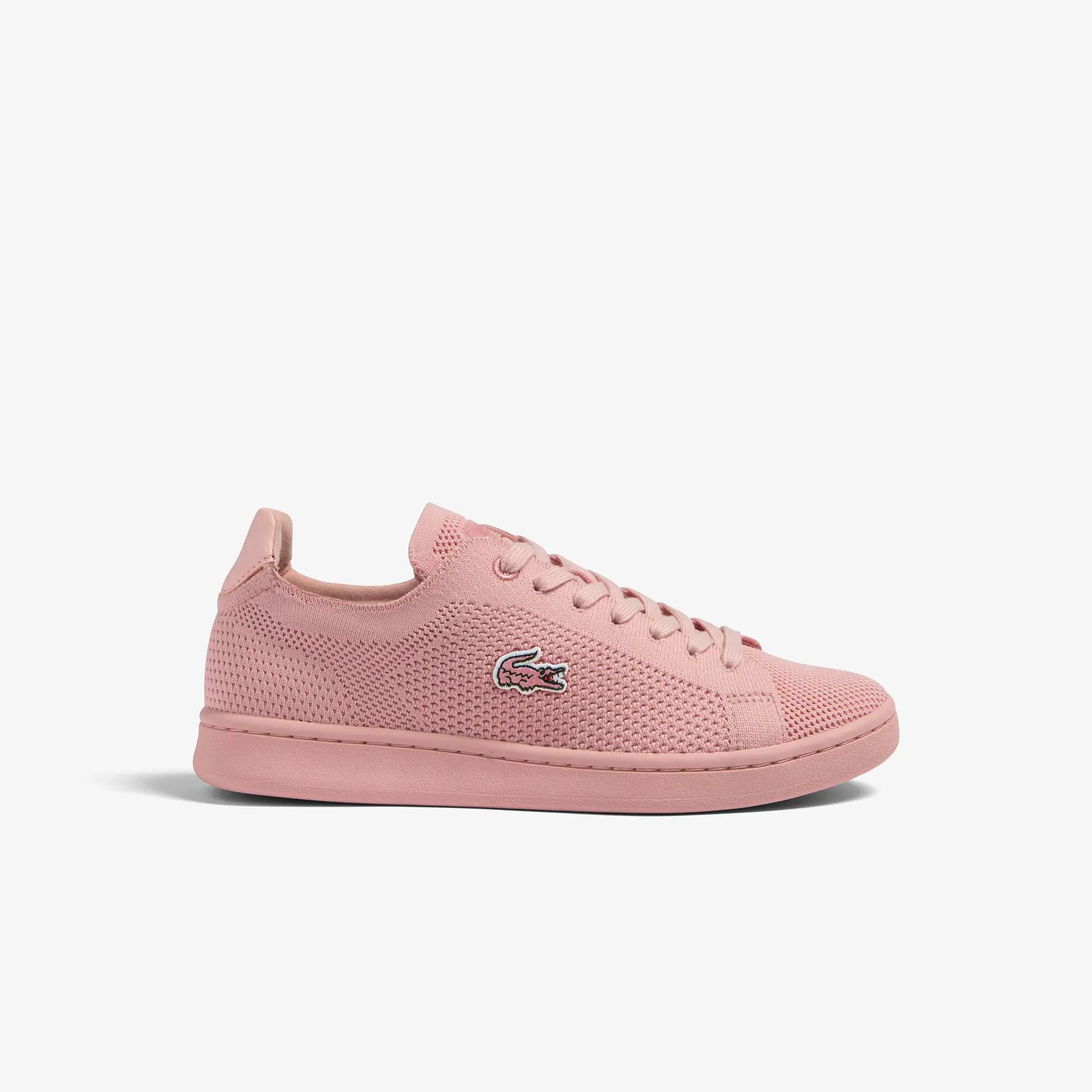 Lacoste Zapatillas de mujer Lacoste Carnaby en tela piqué con talón colorido. 1