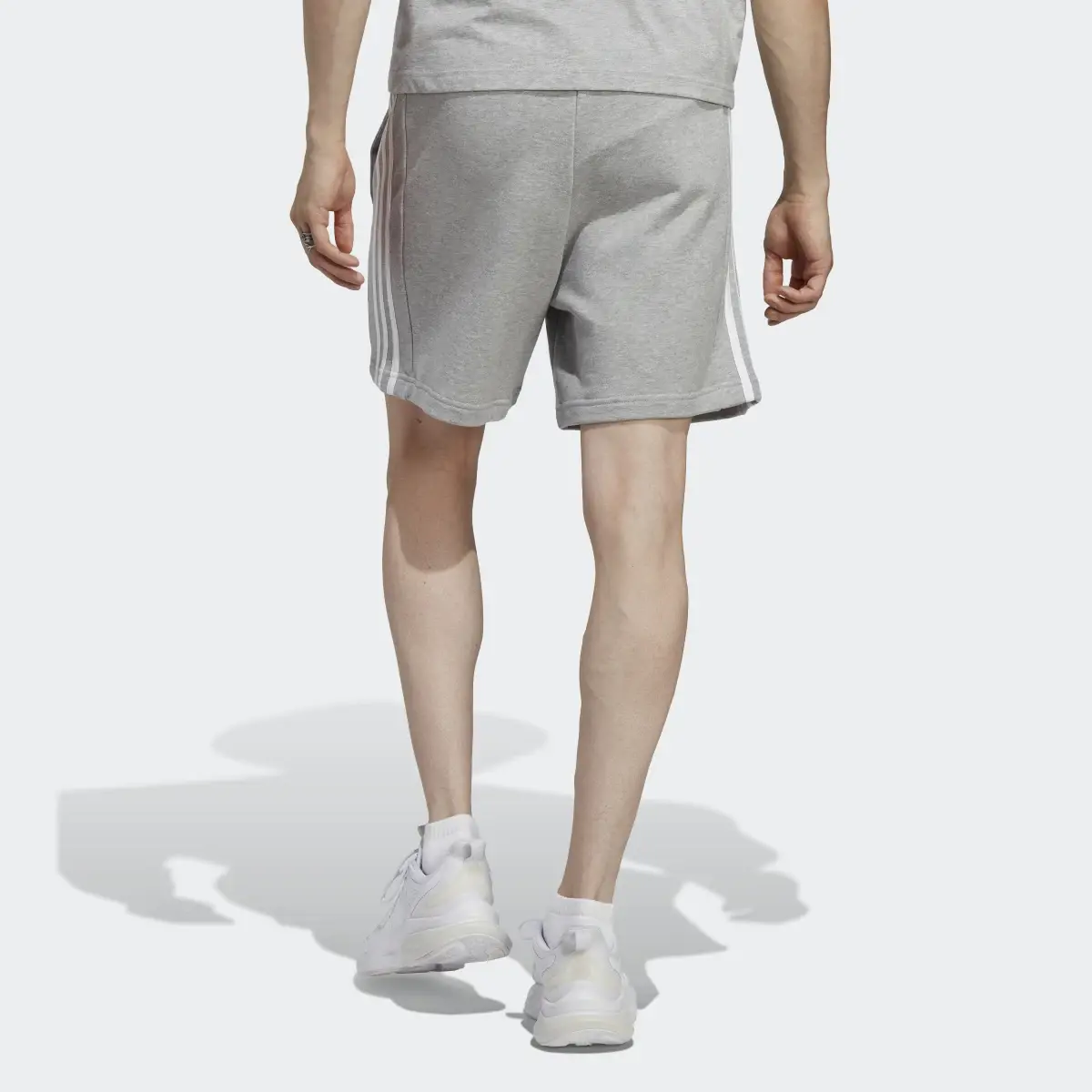 Adidas Shorts Essentials 3 Franjas Tela French Terry. 2