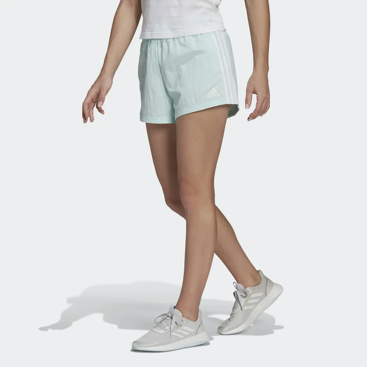 Adidas Short en toile Essentials 3-Stripes (Coupe ample). 1