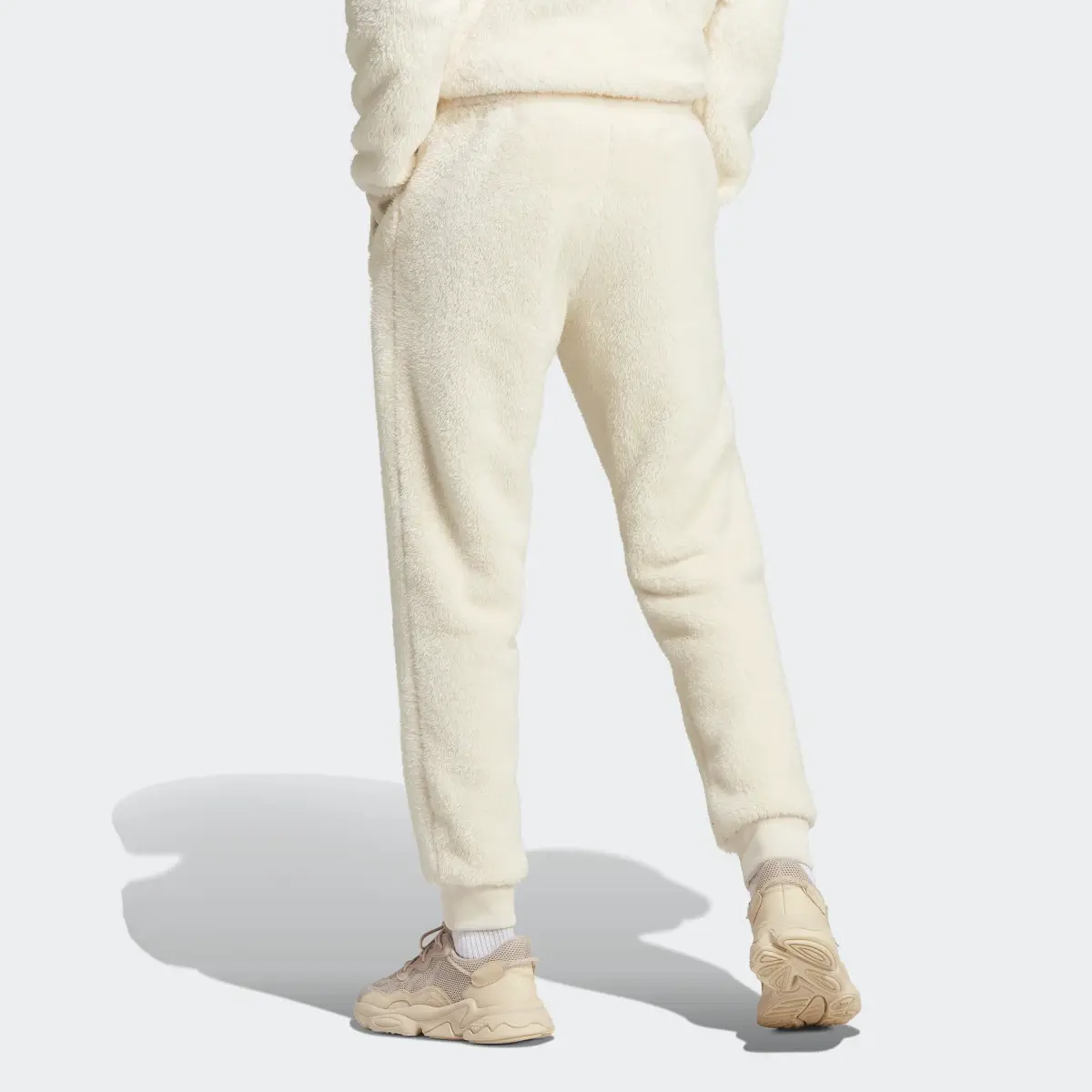 Adidas Pantalon de survêtement molleton Essentials+ Fluffy. 3