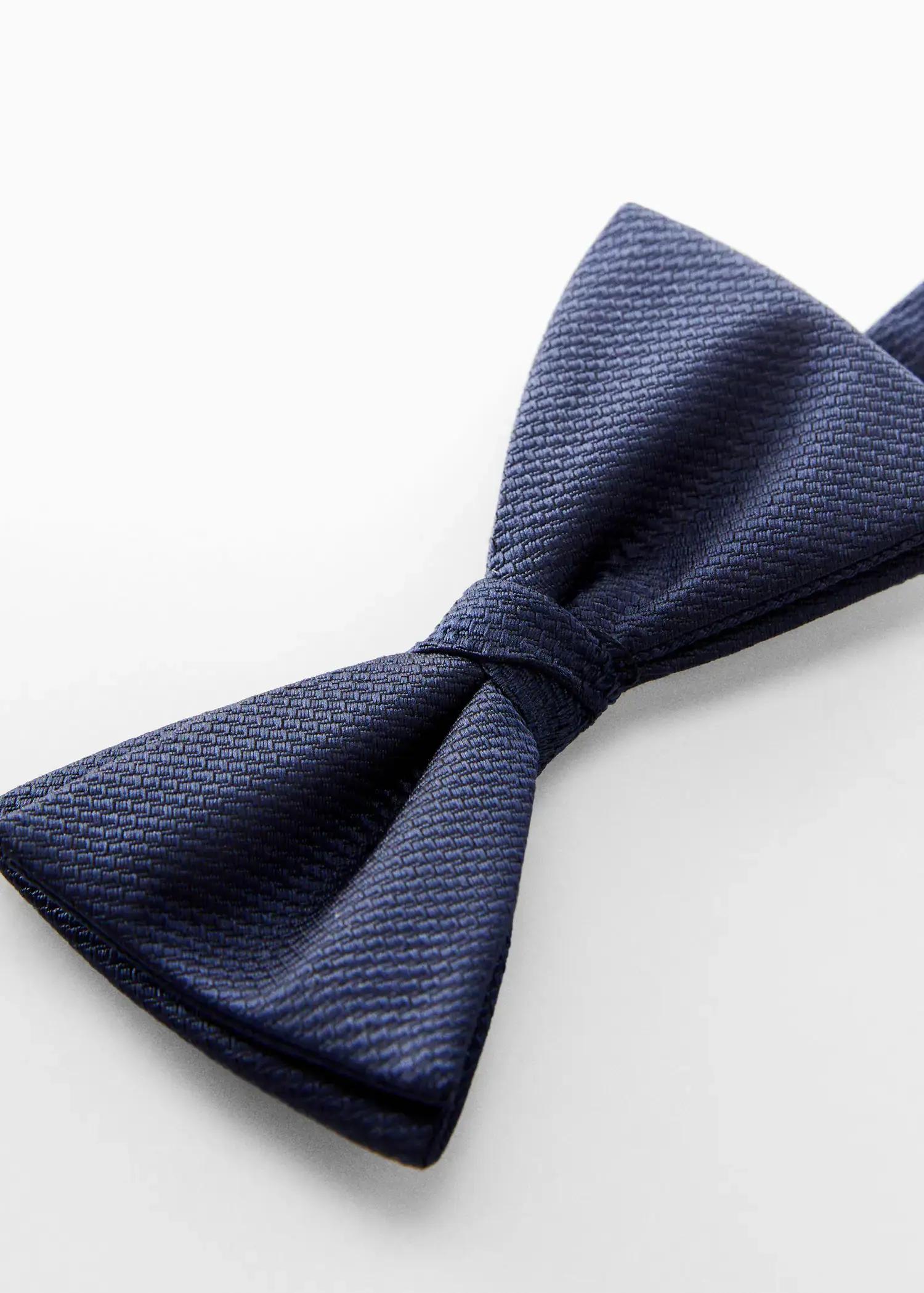 Mango Classic bow tie with microstructure. 2