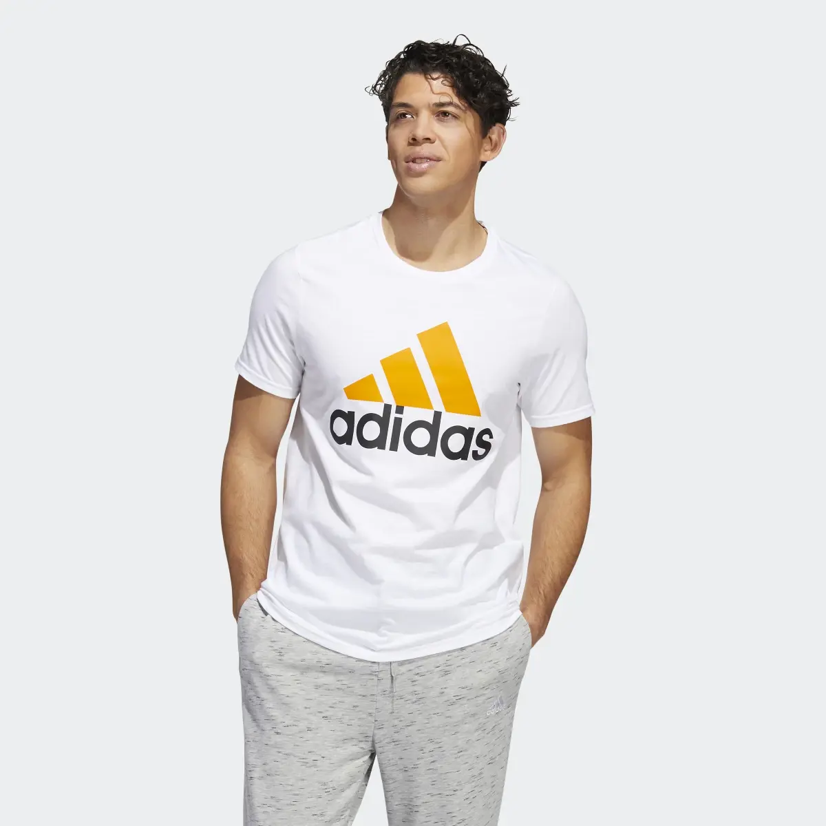 Adidas Playera Badge of Sport Basic. 2