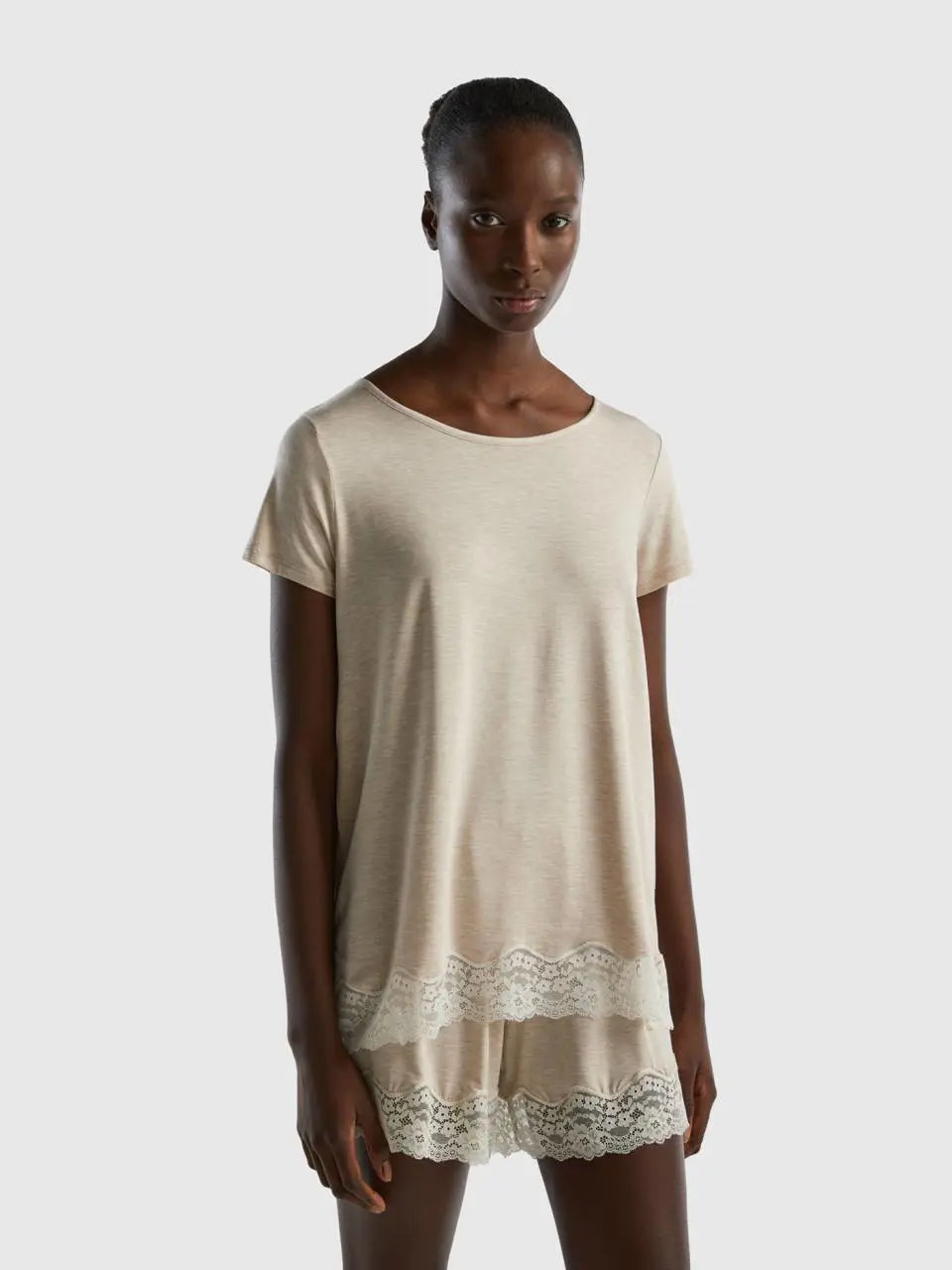 Benetton flowy short sleeve t-shirt with lace. 1