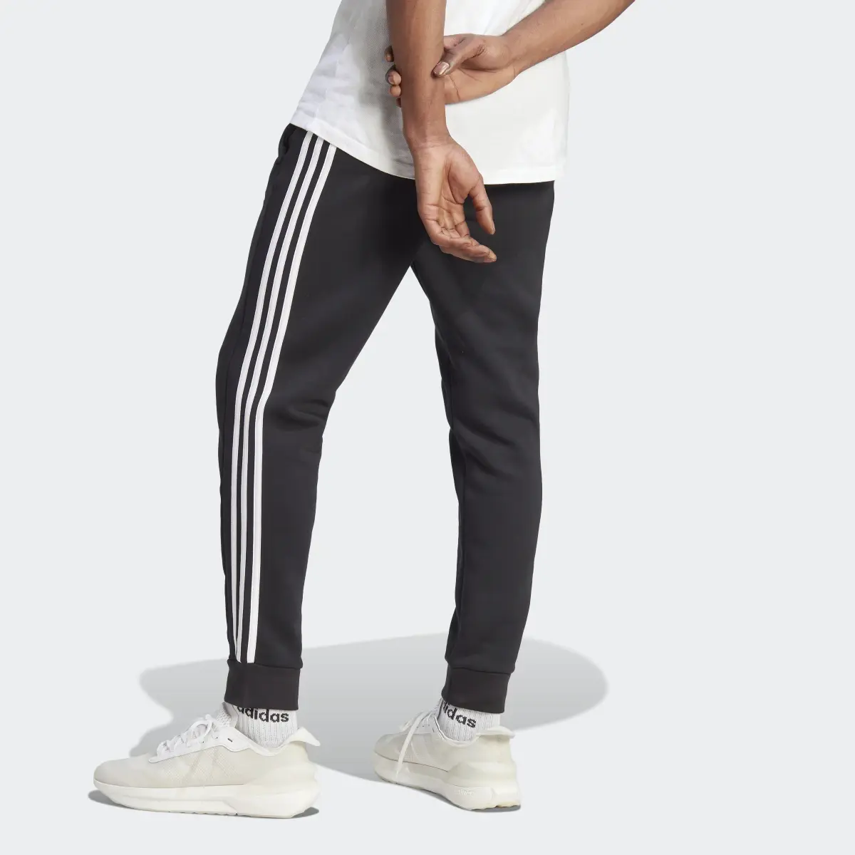 Adidas Pantalon fuselé à 3 bandes en molleton Essentials. 2