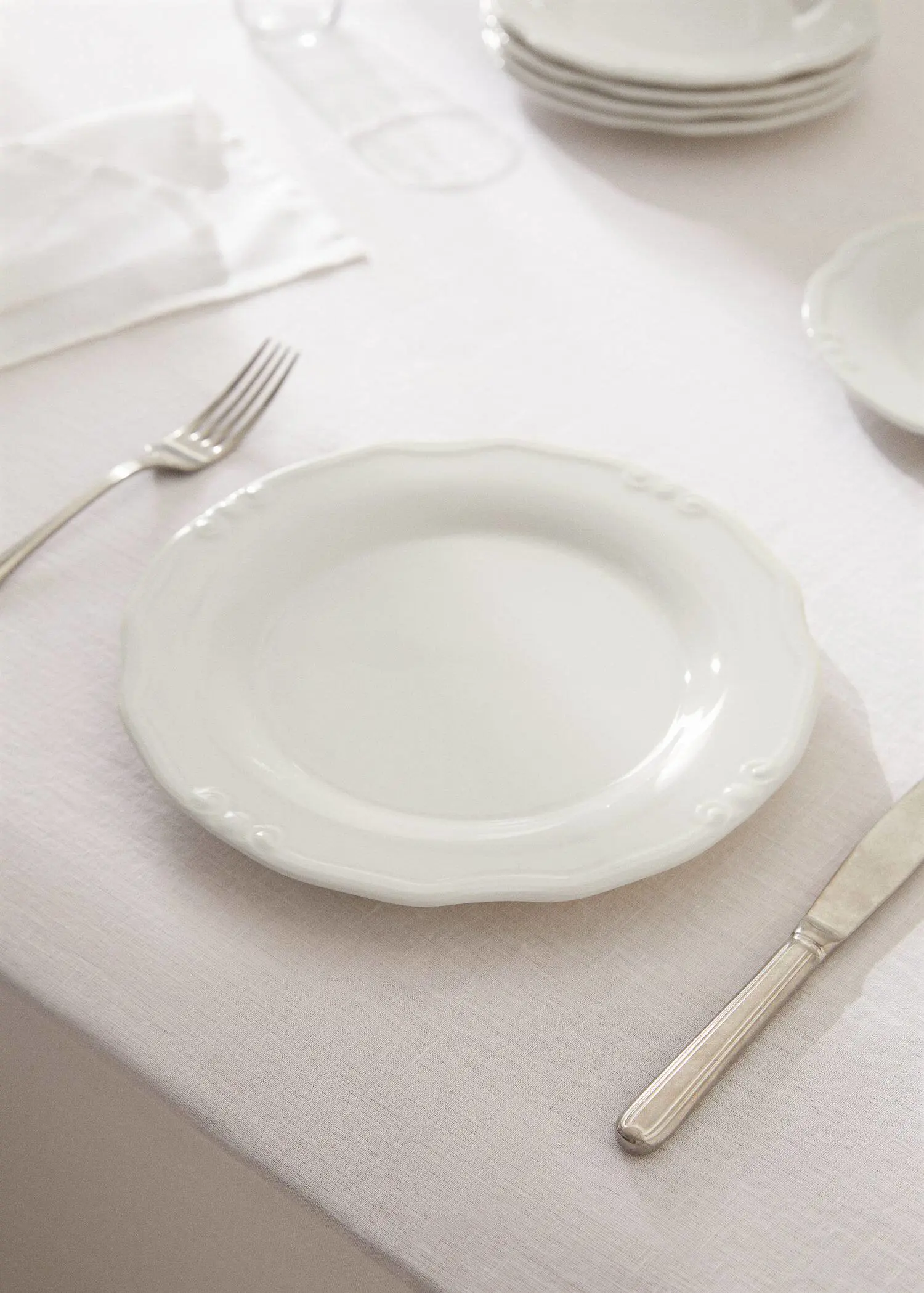 Mango Porcelain romantic flat plate. 1