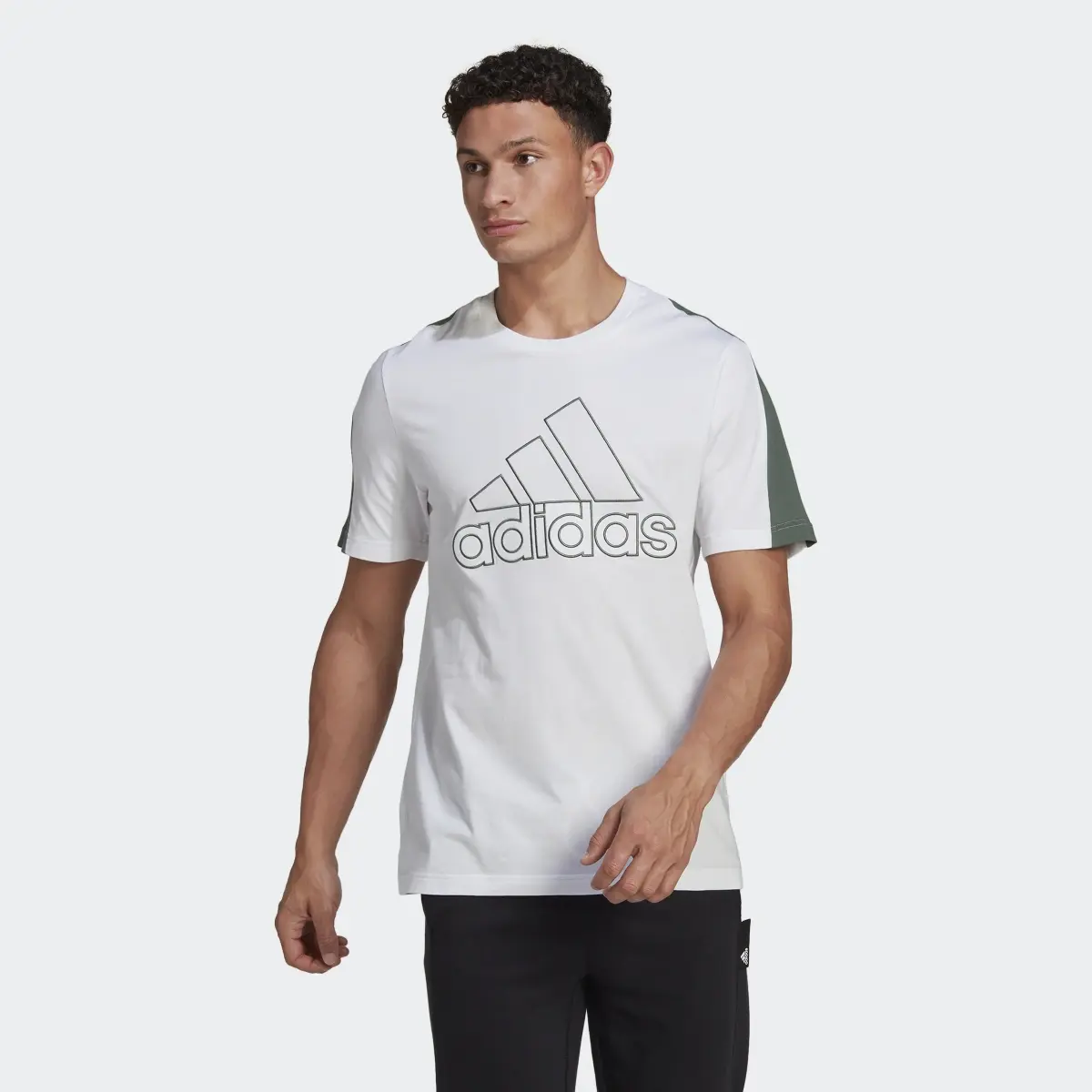 Adidas Playera Future Icons Badge of Sport Bordada. 2