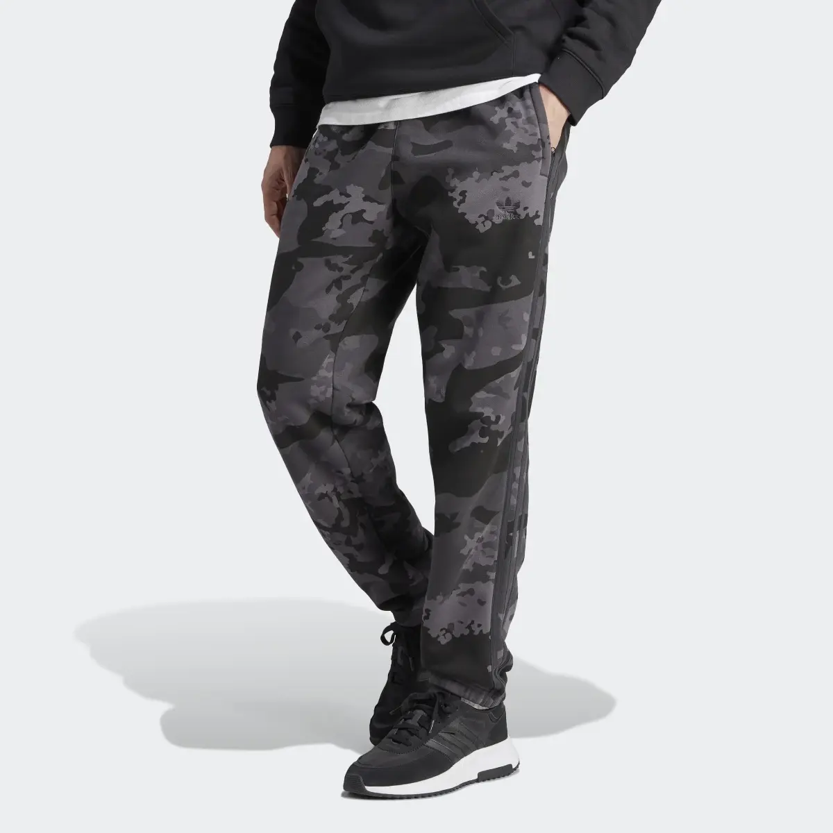 Adidas Pantalon de survêtement graphique à motif camouflage. 1